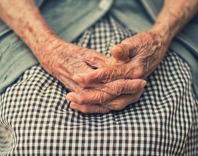 Pensionati, anziani, i più colpiti dal Covid truffe ad