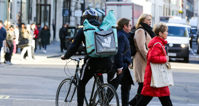 Rider di Deliveroo in città, dal 3 novembre 2021 entra in vigore il nuovo contratto CCNL