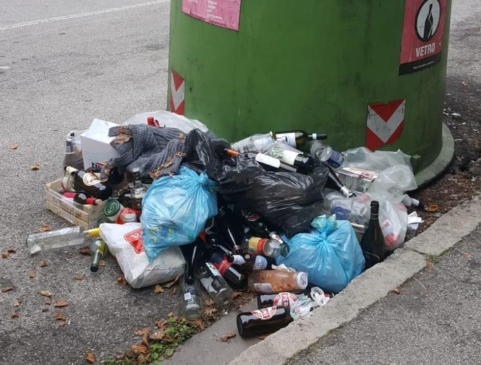 via corelli a Vicenza, rifiuti fuori dalla campana del vetro