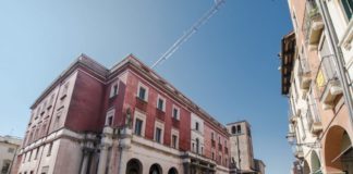 La Vicenza degli orrori: il palazzone postelegrafonico eredità del Fascismo deturpa una delle contrade più caratteristiche del centro di Vicenza Il palazzo delle poste nel centro di Vicenza Atto Giudiziario Online