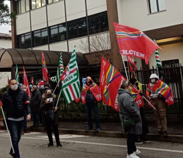 Presidio lavoratori davanti alla Forall di Quinto Vicentino