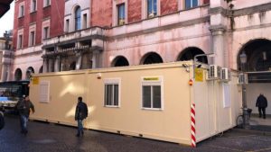 Container "provvisorio" delle poste di fronte al palazzo omonimo in centro a Vicenza (piazza Garibaldi)