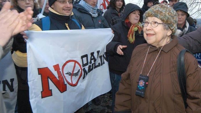 Lidia Menapace alla manifestazione contro la base americana Dal Molin a Vicenza
