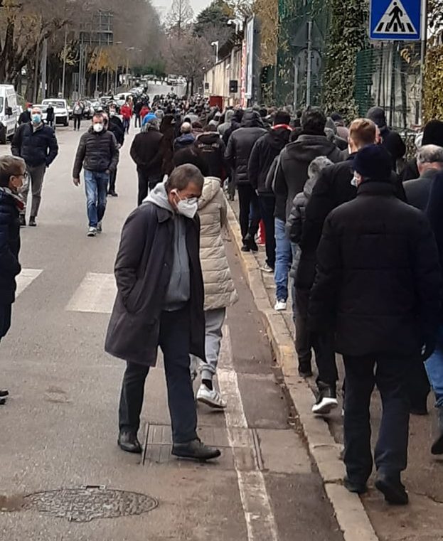 Lunga fila fuori dal Menti per Paolo Rossi