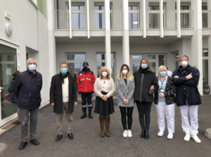 Foto di gruppo davanti alla RSA Stella Marina di Jesolo durante la visita dei congiunti agli anziani 