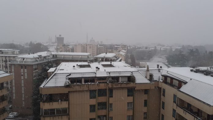 Neve sui tetti anche a Vicenza (foto di archivio De Beni)