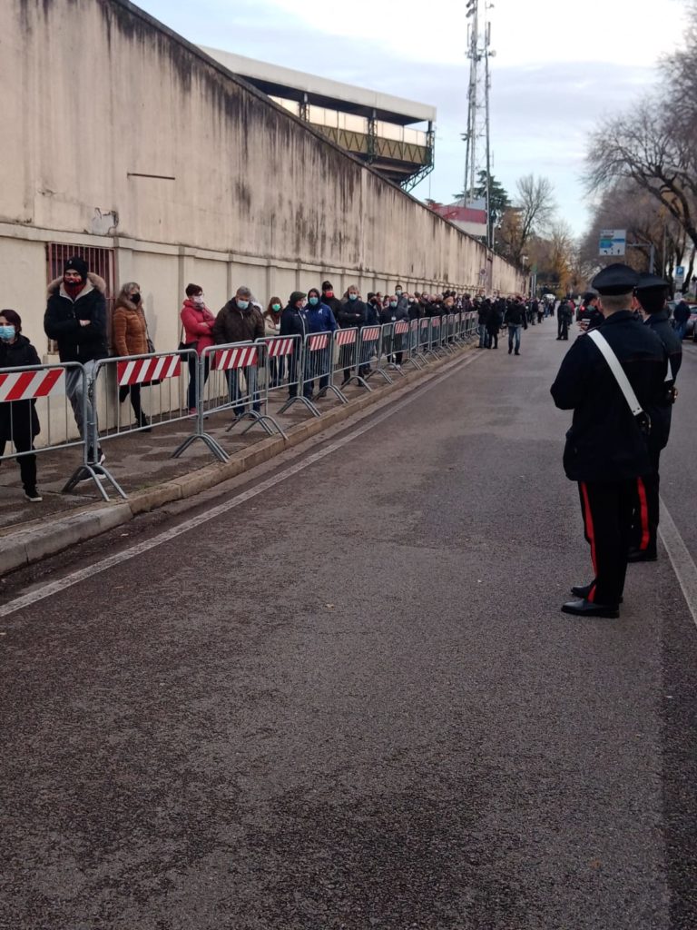 fila per entrare allo stadio per Paolo Rossi
