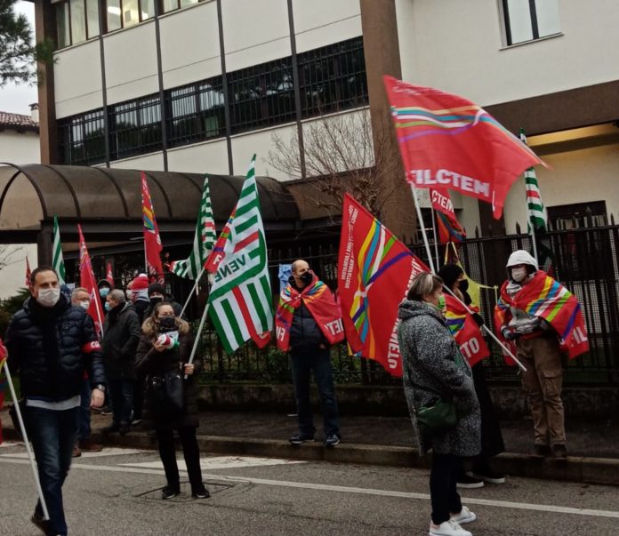 Presidio lavoratori davanti alla Forall di Quinto Vicentino il 15 dicembre