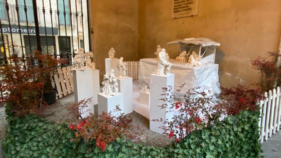 Il presepe in terracotta smaltata dello scultore Marzari nel cortile di Palazzo Trissino