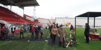 Centinaia di cittadini sfilano davanti al feretro di Paolo Rossi allo stadio Menti
