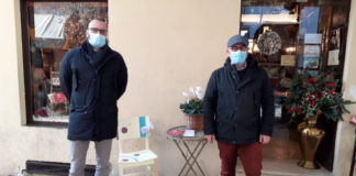 “Una sedia per viaggiare, una città per shoppare”, installazione diffusa di Confesercenti