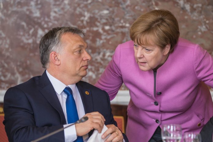 Victor Orban con la Merkel