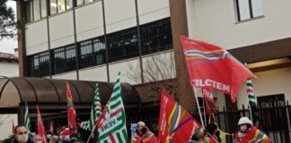 Forall Confezioni (Pal Zileri): firmato con Regione Veneto, Confindustria e OO.SS accordo transizione occupazionale per Quinto Vicentino Presidio lavoratori davanti alla Forall Confezioni di Quinto Vicentino