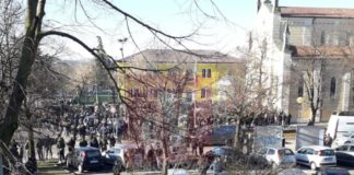 Maddalene, assembramento in piena ondata Covid per funerale con “scorta” polizia locale e mezzi Aim per pulire. Residenti: “in ostaggio”