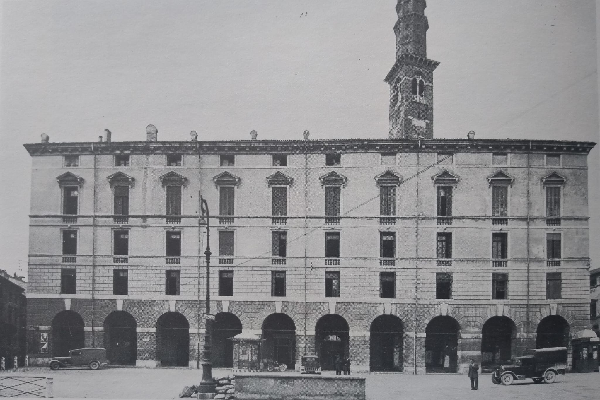 Palazzo degli Uffici del Comune di Vicenza, la facciata anteriore