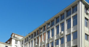 La Vicenza degli orrori: la facciata posteriore di Palazzo Uffici da 60 anni è un insulto alla Basilica Palladiana con vetrocemento e condizionatori Palazzo degli Uffici del Comune di Vicenza, la facciata posteriore