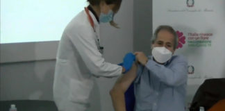 Covid, Crisanti si vaccina in diretta: “risolto il problema di trasparenza” Crisanti vaccino anti-Covid