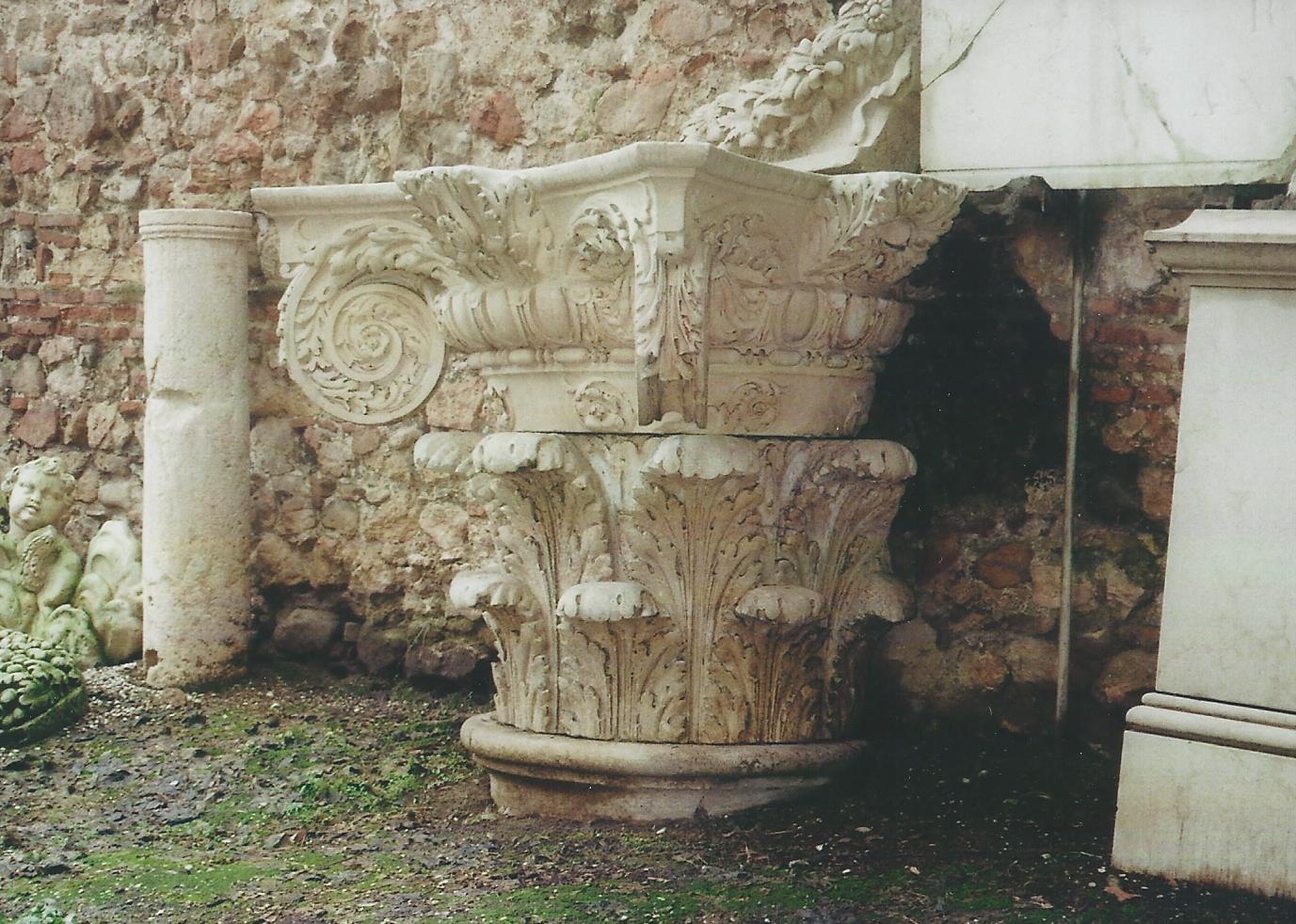 I Capitelli delle colonne per la Loggia del Capitanio, il Famedio di Vicenza che ora si trovano in un angolo del Giardino Olimpico