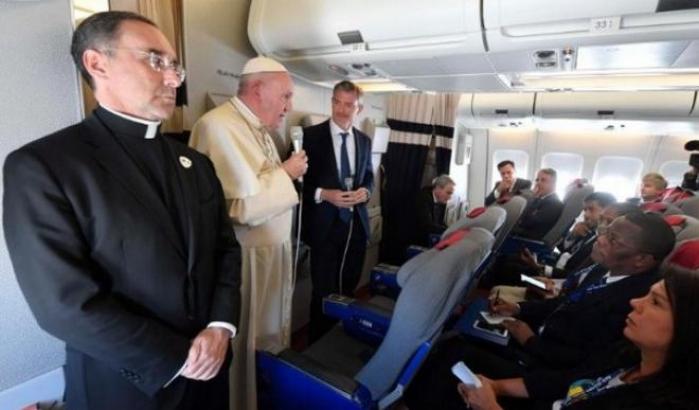 Papa Bergoglio mentre "parla" ai giornalisti al... suo seguito