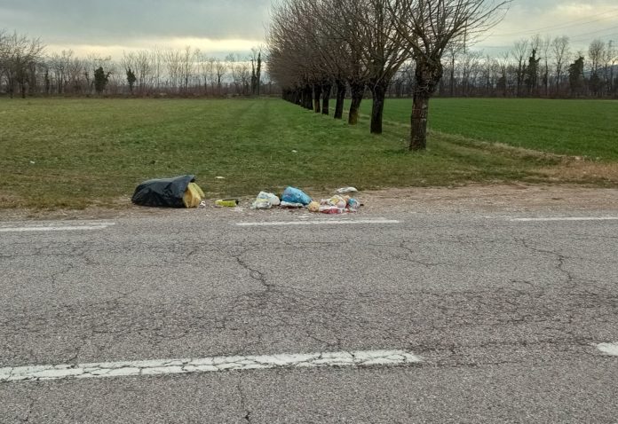 Scarico rifiuti in via Capitello di Sopra_1