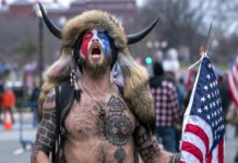 L’establishment repubblicano sconfigge Trump alle primarie in Georgia: Kemp e Raffensperger stracciano i “suoi” Perdue e Hice Donald Trump. il suo sostenitore "vichingo" mentre fa irruzione a Capitol Hill