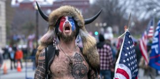 L’establishment repubblicano sconfigge Trump alle primarie in Georgia: Kemp e Raffensperger stracciano i “suoi” Perdue e Hice Donald Trump. il suo sostenitore "vichingo" mentre fa irruzione a Capitol Hill