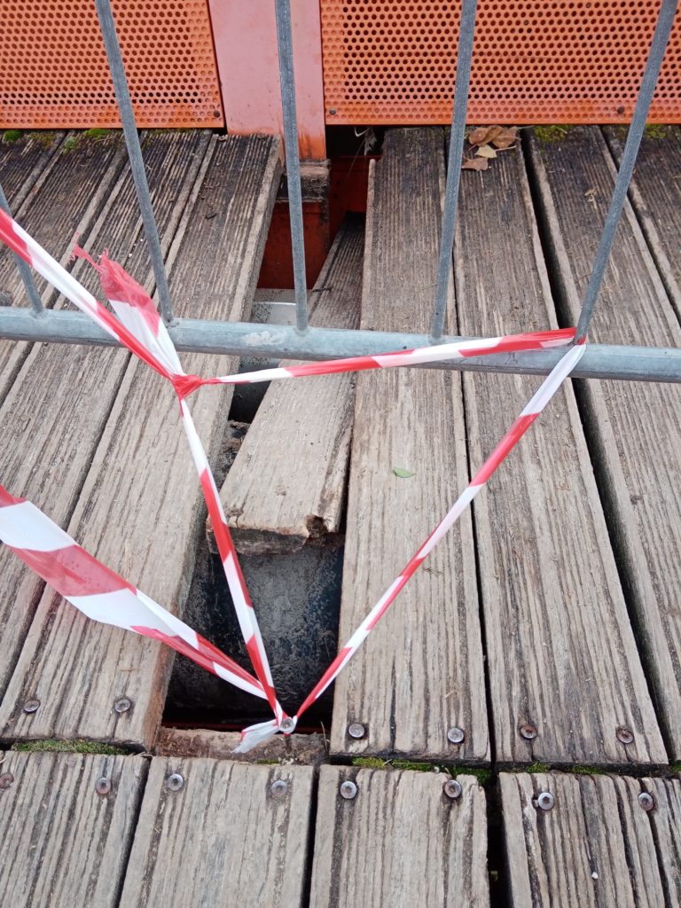 Tavole di legno della pavimentazione sul Bacchiglione rotte