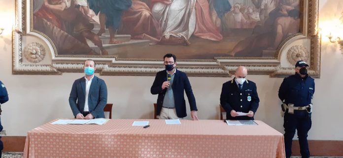 Il sindaco Rucco con il comandante della polizia locale Massimo Parolin e il consigliere delegato Nicolò Naclerio