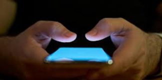 Perché siamo attratti da titoli funesti e brutte notizie? Agorà. La Filosofia in Piazza: il fenomeno del doomscrolling Doomscrolling