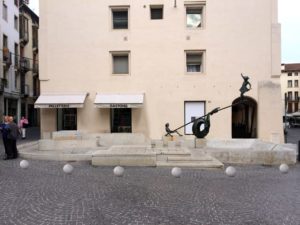 Fontane senz'acqua a Vicenza: fontana dei bambini, Stradella dei Tre Scalini