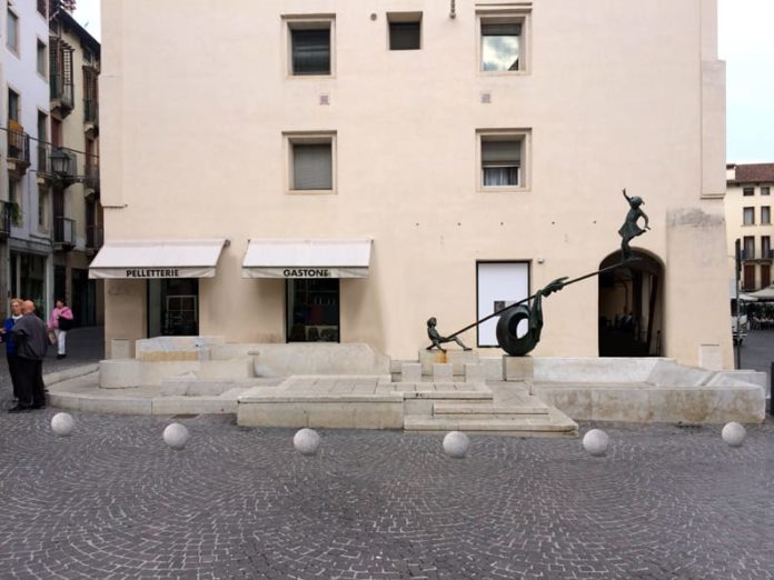 Fontane senz'acqua a Vicenza: fontana dei bambini, Stradella dei Tre Scalini annecy vicenza