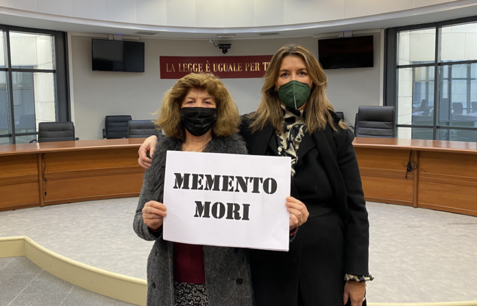 Goretta Rancan ed Elisabetta Gatto col cartello 