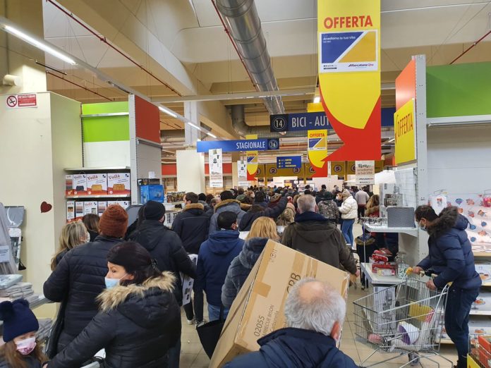 Mercatone Uno Carrè Covid assembramenti