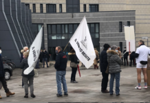 Processo BPVi: Arman e “manita” di fan di don Torta oscurano per un attimo Ambrosetti che oggi reputa affidabili testimoni prima “correi” Alcuni ex soci BPVi, aderenti al Coordinamento di don Enrico Torta nel piazzale del tribunale di Vicenza il 9 febbraio 2021