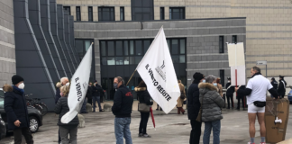 Processo BPVi: Arman e “manita” di fan di don Torta oscurano per un attimo Ambrosetti che oggi reputa affidabili testimoni prima “correi” Alcuni ex soci BPVi, aderenti al Coordinamento di don Enrico Torta nel piazzale del tribunale di Vicenza il 9 febbraio 2021