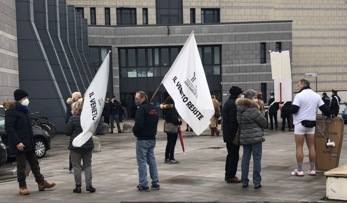 Alcuni ex soci BPVi, aderenti al Coordinamento di don Enrico Torta nel piazzale del tribunale di Vicenza il 9 febbraio 2021 Alcuni ex soci BPVi, aderenti al Coordinamento di don Enrico Torta nel piazzale del tribunale di Vicenza il 9 febbraio 2021