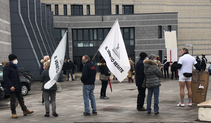 Alcuni ex soci BPVi, aderenti al Coordinamento di don Enrico Torta nel piazzale del tribunale di Vicenza il 9 febbraio 2021