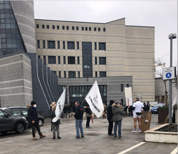 Nel piazzale del tribunale di Vicenza staziona uno sparuto gruppo di sostenitori del Coordinamento di don Torta, in rappresentanza dei soci azzerati dalla BPVi