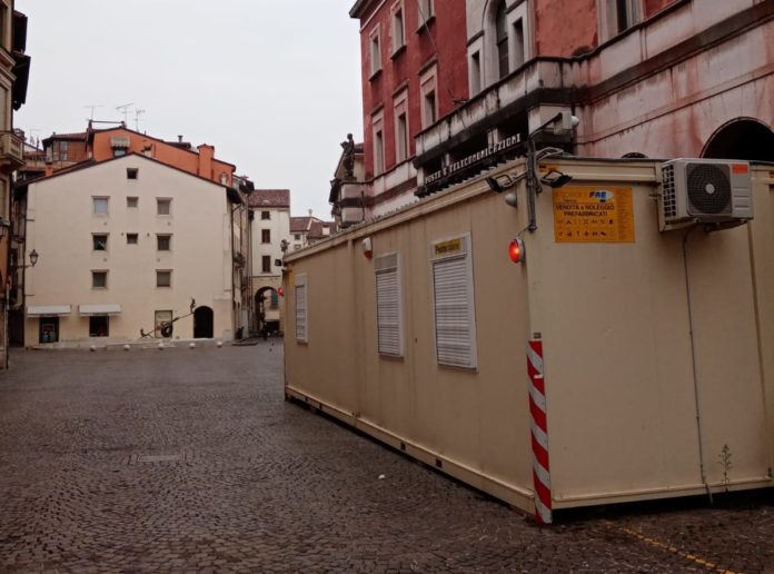 container in piazza Garibaldi in attesa del restauro del palazzo delle Poste