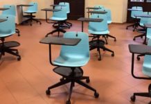 Banchi a rotelle svenduti. Sbrollini (IV): “Simbolo del fallimento grillino” Banchi a rotelle svenduti a un euro