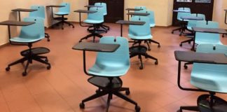 Banchi a rotelle svenduti. Sbrollini (IV): “Simbolo del fallimento grillino” Banchi a rotelle svenduti a un euro