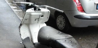 Scorretto conferimento rifiuti, via Torino sorvegliata speciale motorino abbandonato in Via Torino