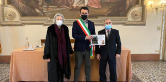 “Il cimitero del Carso”, il sindaco riceve dall’autore Parolin il dedicato a Mantovani
