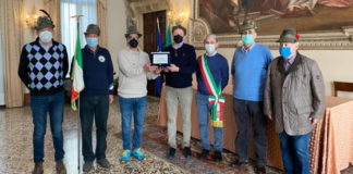 Consegnata una targa al marmista Corrado Scarparolo