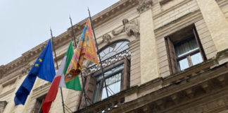 Bandiera italiana a mezz’asta per la morte dell’ambasciatore e del carabiniere in Congo