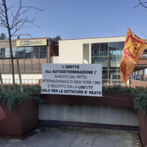 venetisti striscioni fuori dal tribunale Vicenza