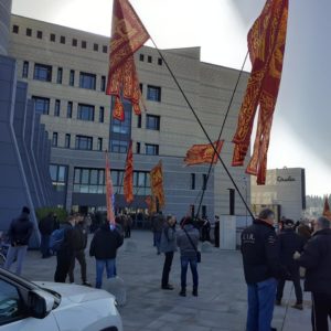 venetisti fuori dal tribunale Vicenza bandiere