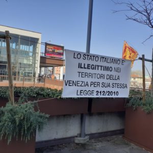 venetisti fuori dal tribunale Vicenza striscione legge Calderoli