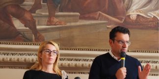 Possamai puntava ai “quartieri” ma poi con dg Cavalieri taglia servizi circoscrizioni: le critiche di Simona Siotto per la lista Rucco sindaco Simona Siotto e Francesco Rucco
