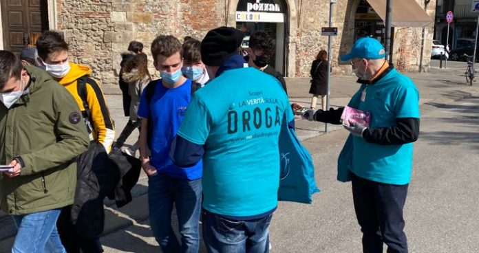 mondo libero dalla droga volontari seminano opuscoli per Vicenza mondo libero dalla droga volontari seminano opuscoli per Vicenza